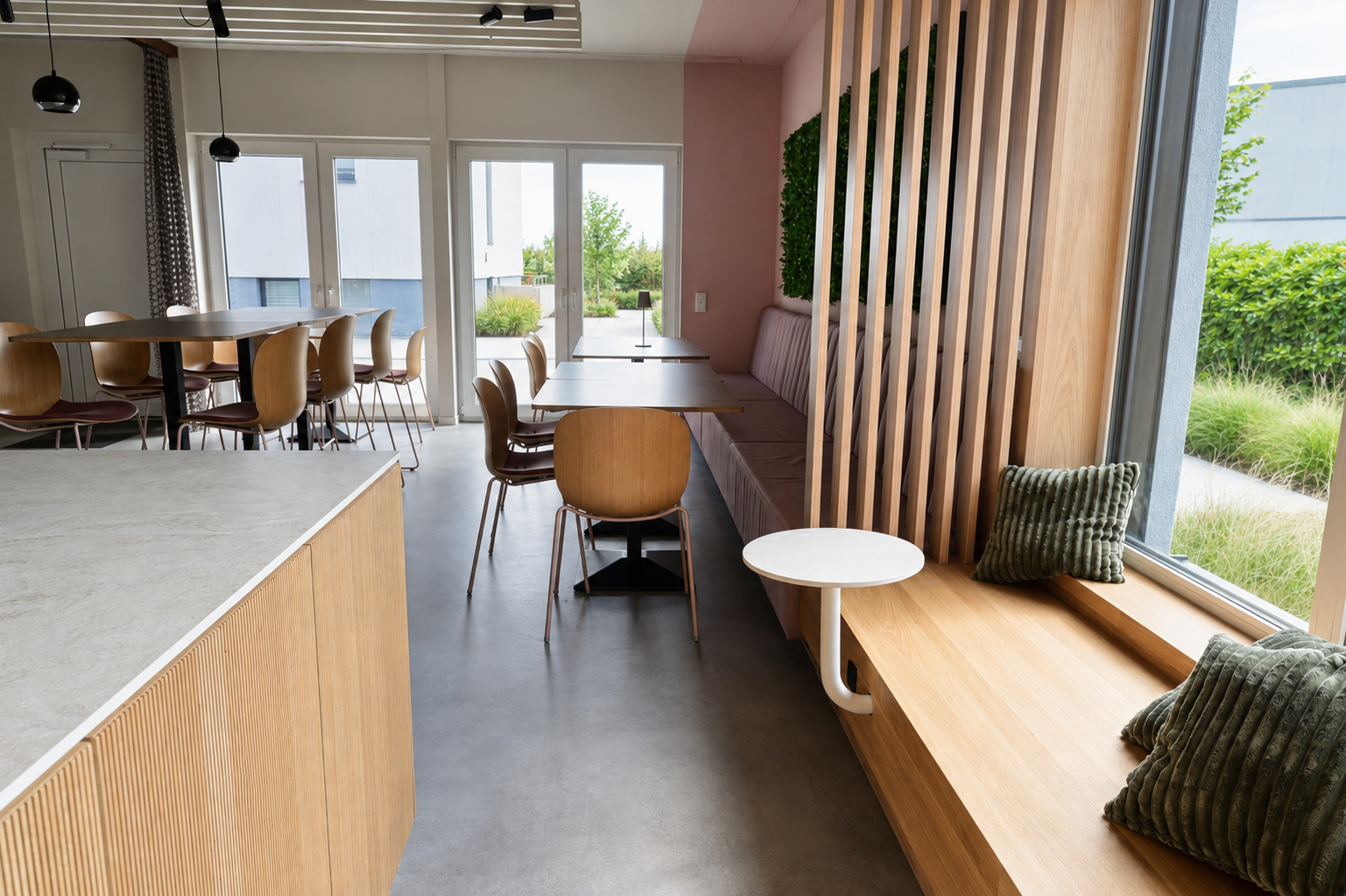 Einladender Cafébereich des campus gesundesweiss